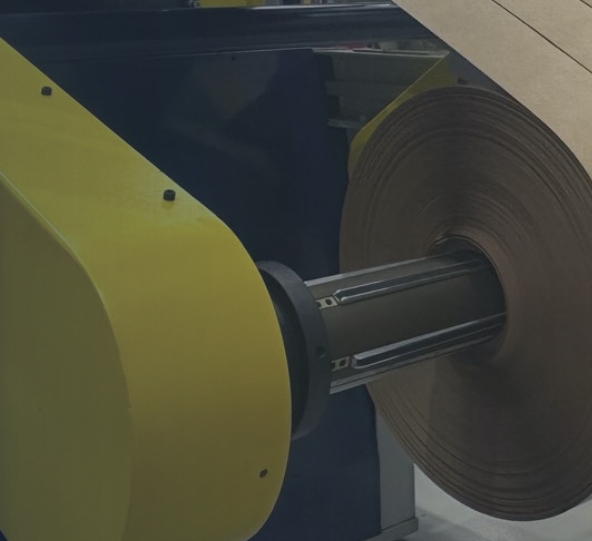 Bobina de papel em produção na GP PAPÉIS